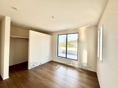 バルコニーに面した陽当たりの良い洋室です。寝室としての利用もおすすめです＾＾