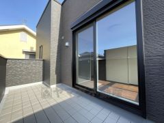 陽当たりの良いバルコニー。十分な広さがあるので一度にたくさんの洗濯物を干すことができます。日光浴をしたり、星を眺めたりも良いですね^^