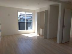 バルコニーに面した洋室です。大きな窓からやわらかな陽が差し込む明るいお部屋です。寝室としてもおすすめです。