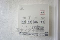 浴室暖房乾燥機には、暖房、乾燥、涼風、換気の4つの機能が付いています。タイマー付きです。換気・雨の日の洗濯も安心です＾＾