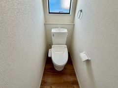 窓付きのトイレは換気もしやすく清潔に使えます＾＾ウォシュレット、暖房便座、節電・節水機能など、使い勝手のよい高機能トイレです。