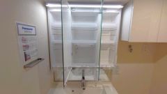 三面鏡にハンドシャワー付きで使いやすい洗面台です＾＾鏡裏と洗面ボウル下に収納付きの洗面台なので、整理整頓ができスッキリと使えます＾＾