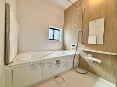 1日の疲れを癒すくつろぎのバスルーム。足を伸ばしてもゆったりと入れるサイズです。お子様と一緒にお風呂に入っても狭くないですね＾＾