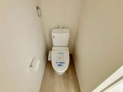 1階2階の2ヶ所にトイレがありますので、忙しい朝にも家族に気を使わず、ゆとりが生まれますね＾＾