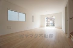 大きな窓のあるリビングは、陽光あふれる明るい空間です。居心地良く、ご家族皆がゆったり寛げる憩いの空間となりそうです。