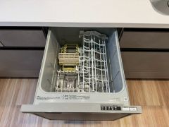 お湯張り、追い炊き、足し湯がボタン一つで楽々操作できる非常に便利な給湯機リモコンです。追い炊きがついていると寒い冬は水道代の節約にもなるので助かりますね