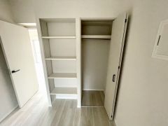 棚収納とハンガーパイプ付きクローゼットを完備