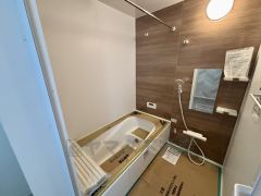 1日の疲れを癒すくつろぎのバスルーム。足を伸ばしてもゆったりと入れるサイズです。お子様と一緒にお風呂に入っても狭くないですね＾＾