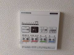 雨の日の洗濯も安心できる浴室暖房乾燥機付き浴室。リモコンで操作もボタン1つで簡単。 浴室暖房乾燥機には、暖房、乾燥、涼風、換気の4つの機能が付いています。タイマー付きです。