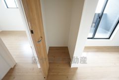 2階の廊下にも収納を確保。各居室に入りきれなかった荷物や、2階で使用する日用品のストック置き場に便利です。
