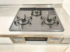 3種類の料理が同時に調理できる、3口ガスコンロ。忙しい朝食やお弁当作りも効率良くお料理できますね＾＾