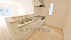 収納も、作業スペースも広々と設けられた使いやすいシステムキッチンです＾＾カウンターキッチンなので、ご家族と会話をしながら楽しくお料理ができます＾＾