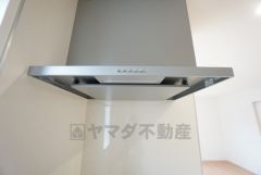 お手入れが簡単なスリム型レンジフードです。調理により発生する油煙や臭いを吸い込み、屋外へ排気してくれます。