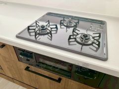 3種類の料理が同時に調理できる、3口ガスコンロ。忙しい夕食の支度時間が短縮できて効率よくお料理が楽しめます。