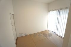 リビング隣には、ホッとできるタタミコーナーを用意。お子様のお昼寝スペースや書斎としても活躍してくれそうです＾＾