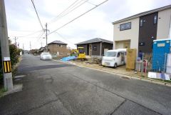 前面道路北側6.61ｍに面しています。