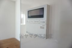 （同仕様写真。）キッチン横からお湯張り、追い炊き、足し湯がボタン一つで楽々操作できる給湯機リモコンです＾＾忙しい夕飯の準備の時間帯に重宝しますね。