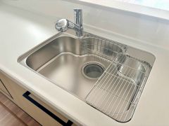大きなお鍋も楽々洗える幅の広いシンクです＾＾ステンレスシンクなので簡単にお掃除できますよ。洗剤やスポンジもすっきりできる収納付き。
