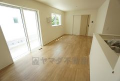 大きな掃き出し窓のあるリビングは、陽光あふれる明るい空間です。ゆったりと寛げる憩いの場となりそうです。