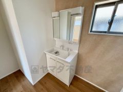 洗面台、洗濯機置き場、バスルームが連なっている、生活導線の考えられた作りになっています。