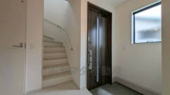 日中でも暗くなりがちな階段には、小窓を配置し採光も考えられたつくり＾＾手摺付きなので安全に上り下りできますね＾＾