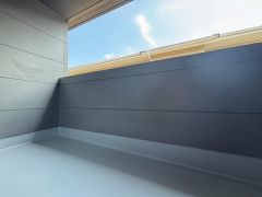陽当たりの良いバルコニーです。お洗濯やお布団干しはもちろん、日光浴スペースにも。足元は防水工事施工済です。