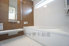 1日の疲れを癒すくつろぎのバスルーム。足を伸ばしてもゆったりと入れるサイズです。お子様と一緒にお風呂に入っても狭くないですね＾＾