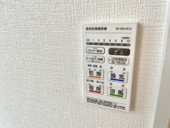 浴室暖房乾燥機には、暖房、乾燥、涼風、換気の4つの機能が付いています。タイマー付きです。雨の日はもちろん、急ぎで洗濯する必要のあるお子様の体操服や、下着類などを乾かすのに便利です。