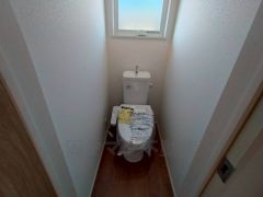 1階2階の2ヶ所にトイレがありますので、忙しい朝にも家族に気を使わず、ゆとりが生まれますね＾＾ 小窓付きで換気する時に便利です＾＾ 