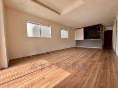 2面採光を確保したリビングは、陽光あふれる明るい空間です。ゆったり寛げる憩いの場となりそうです＾＾