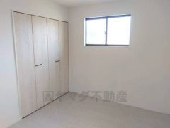 2面採光を確保した爽やかな風を感じて起きる朝は、快適生活の始まりに。居室としてももちろん、収納や書斎、お子様のプレイスペースにも＾＾使い勝手が良さそうです