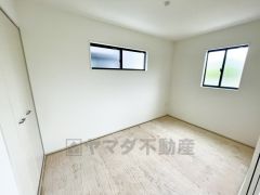 リビング隣には、ホッとできる和室を用意。お子様のお昼寝スペースや書斎としても活躍してくれそうです＾＾