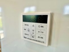 キッチン横からお湯張り、追い炊き、温度調節がボタンで楽々操作できる給湯器リモコンです＾＾忙しい夕飯の準備の時間帯に重宝しますね。