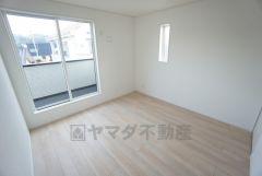 寛ぎの時間を紡ぎだす主寝室は、大型ベッドを置いても余裕の広さを確保しています。