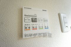 雨の日の洗濯も安心できる浴室暖房乾燥機付き浴室。リモコンで操作もボタン1つで簡単。