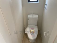 ウォシュレット付トイレです。1階2階の2ヶ所にトイレがあるので、忙しい朝にもゆとりができますね。