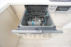 同仕様写真。現況と異なる場合は現況優先です。 普通に食器洗いをする時より水道代が70％ほど削減できます。夜お休みになるときに食洗器を利用すれば朝起きた時には食器が綺麗になっていますので便利です。