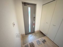 採光も考えられた明るい玄関です。たっぷり収納できるシューズボックス付きなので、家族全員の靴がきれいに整頓できます。