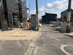 西側公道幅員約3.95ｍに約15.1ｍ接道 。南側公道幅員約4.19ｍに約13.25ｍ接道。