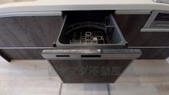 食後の時間にゆとりを与えてくれる食器洗い乾燥機。操作ボタンも上面にあるので、腰をかがめずに操作が楽々。