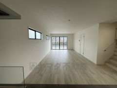 大きな掃き出し窓のあるリビングは、陽光あふれる明るい空間です。ゆったりと寛げる憩いの場となりそうです。