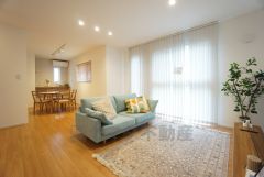 家族が集まる開放的なリビング。思い思いの時間を過ごしたり食事をしたり、素敵な団らんの場になりますね。2階リビングはプライバシー確保にもなります＾＾