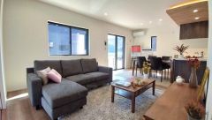 リビングは広々とした設計で、家族が集い、寛ぐ暮らしの空間を演出しています。思い思いの時間を過ごしたり、家族みんなで食事をしたり、素敵な団らんの場になりますね。