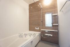 1日の疲れを癒すくつろぎのバスルーム。足を伸ばしてもゆったりと入れるサイズです。お子様と一緒にお風呂に入っても狭くないですね＾＾