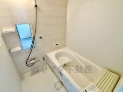 1日の疲れを癒すくつろぎのバスルーム。足を伸ばしてもゆったりと入れるサイズです。お子様と一緒にお風呂に入っても狭くないですね＾＾