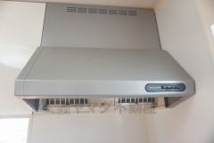 スタイリッシュなレンジフード＾＾調理中に出る湯気や油分などを効率よく外に逃がしてくれます。