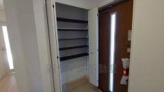 シューズクロークは5段の棚で収納力もバッチリです。玄関からリビングまでの廊下もゆとりを感じます。