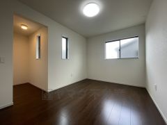 暖かい日差しが差し込む洋室。たっぷり収納できるクローゼット付きでお部屋の中をすっきりと快適に保てます。