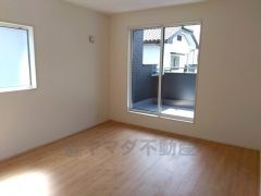 バルコニーに面した洋室です。大きな窓からやわらかな陽が差し込む明るいお部屋です。