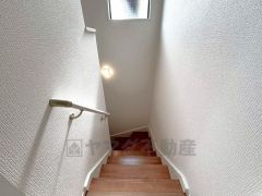 小さなお子様やご高齢の方でも安心できる、手すり付き階段。段差も低めで設定されており、安全性にも優れています。